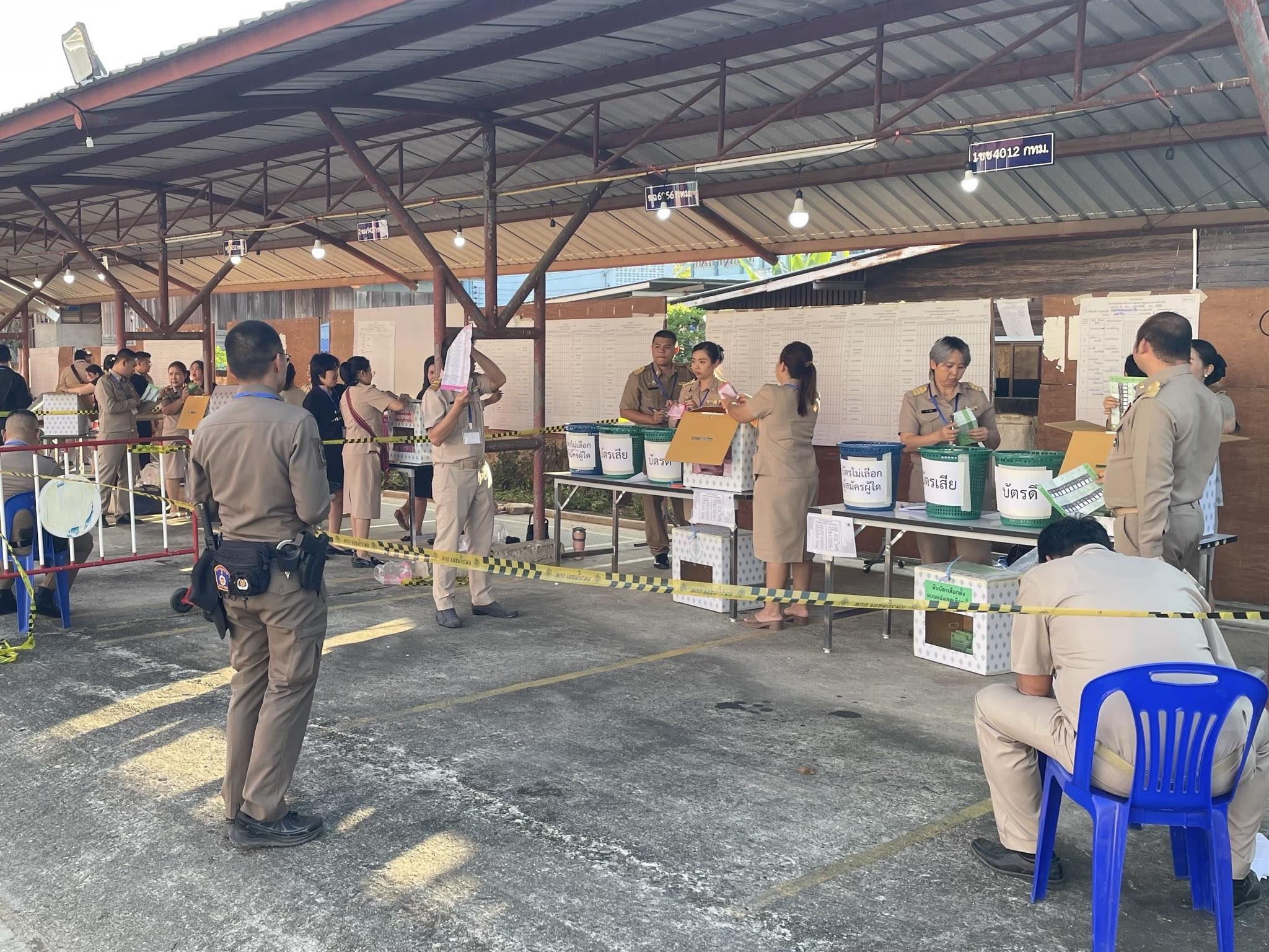 เวลา 17.00 น (8 ก.พ. 69) คณะกรรมการนับคะแนนบัตรเลือกตั้งล่วงหน้า เขตเลือกตั้งที่ 2 จังหวัดแม่ฮ่องสอน จำนวน 7 ชุด เริ่มดำเนินการนับคะแนนบัตรเลือกตั้งล่วงหน้า ณ บริเวณหน้าหอประชุมอำเภอแม่สะเรียง