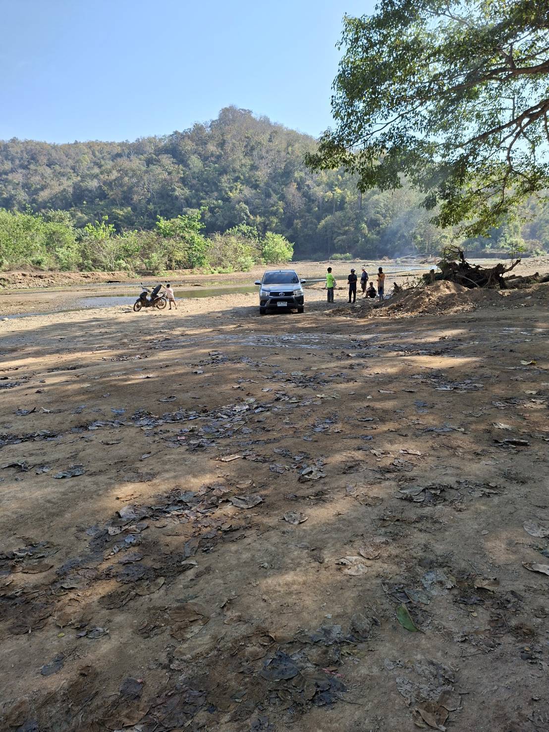 ขยะเกลื่อน ชาวบ้านแม่เจ ตำบลเสาหิน วอนผู้ใช้เส้นทางเข้า - ออกชายแดนเสาหิน ไม่ทิ้งขยะตามเส้นทางริมน้ำ นำมาแล้ว นำกลับไปด้วย!