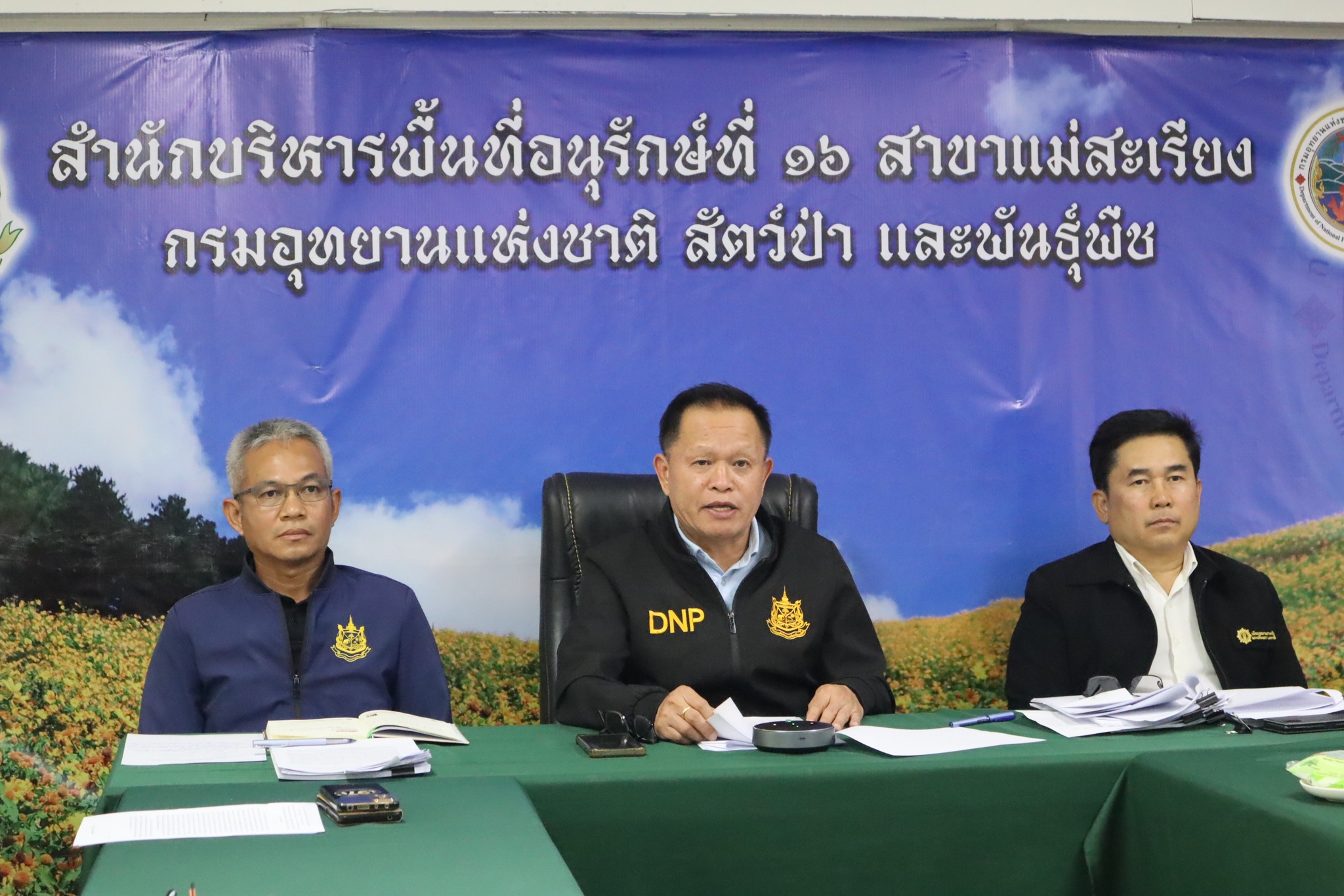 สบอ.16 สาขาแม่สะเรียง แถลงปมบุกรุกป่าแม่ยวมฝั่งขวา ยันตรวจยึดไม้-ทำถนนผิดกฎหมาย พร้อมสั่งย้ายหัวหน้าเขตฯ และตั้งกรรมการสอบวินัยร้ายแรง