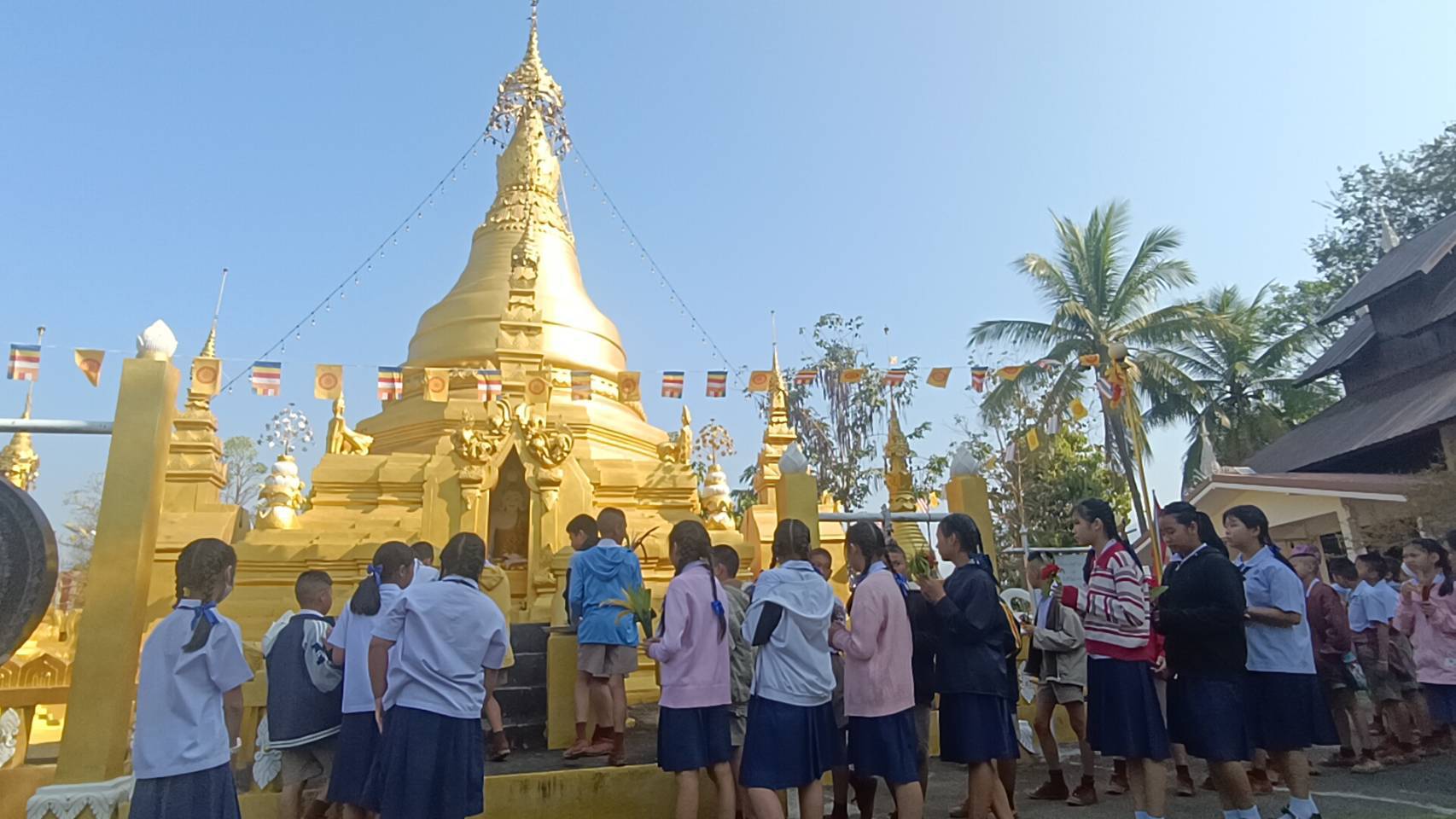 รร.ทองสวัสดิ์วิทยาคาร นำนักเรียนร่วมกิจกรรม เข้าวัดฟังธรรม เวียนเทียน เนื่องในวันสำคัญทางพระพุทธศาสนา วันมาฆบูชา