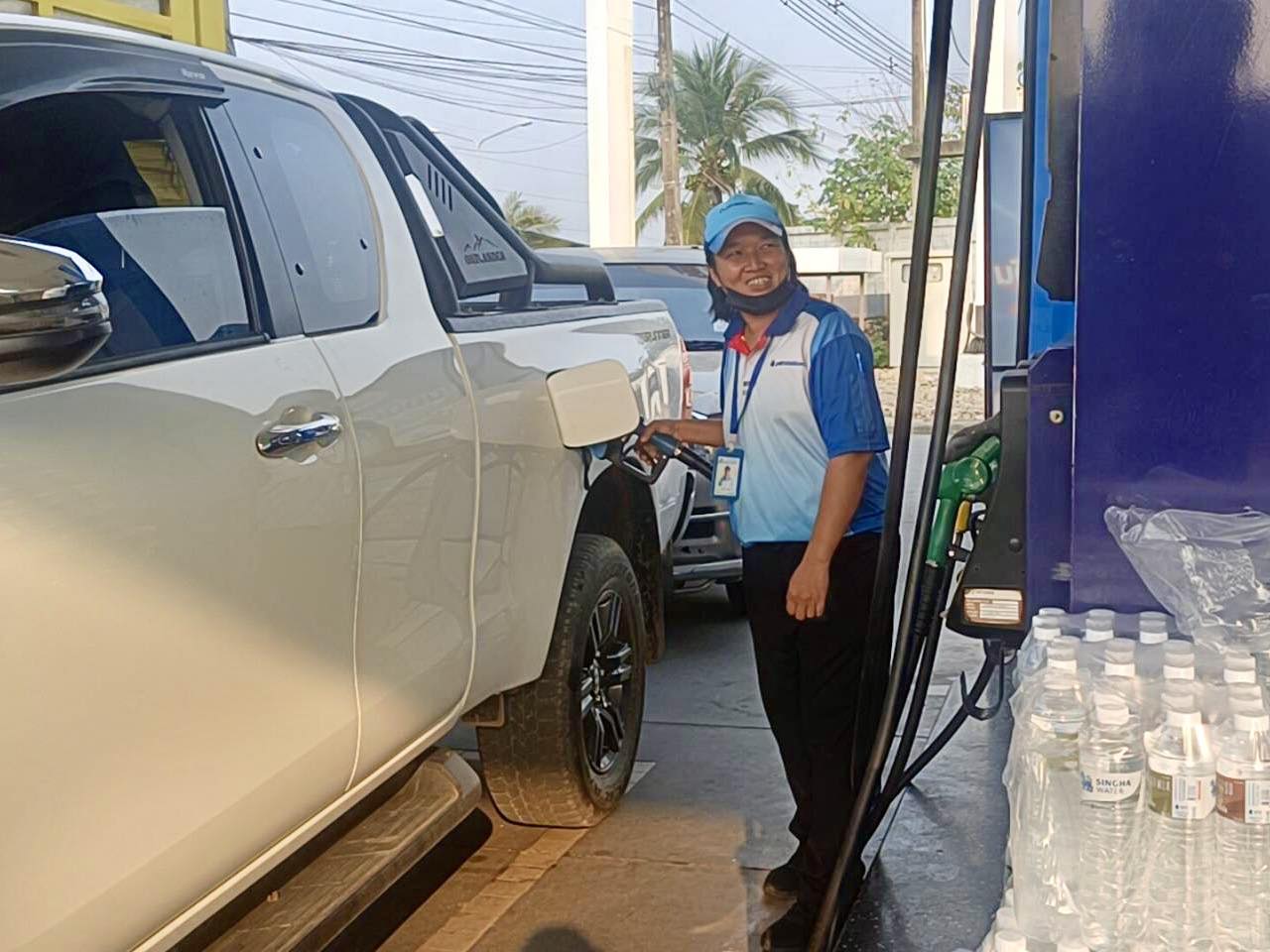 วันนี้ (4 มี.ค. 2569) ปตท.สุขุมวิสเซอร์วิส แจง รถขนส่งน้ำมัน ถึง อำเภอแม่สะเรียง ในช่วง 4 โมงเย็น วันนี้ ทางผู้ประกอบการยืนยันว่า จะมีปริมาณน้ำมันเพียงพอให้บริการแก่ลูกค้าอย่างแน่นอน 