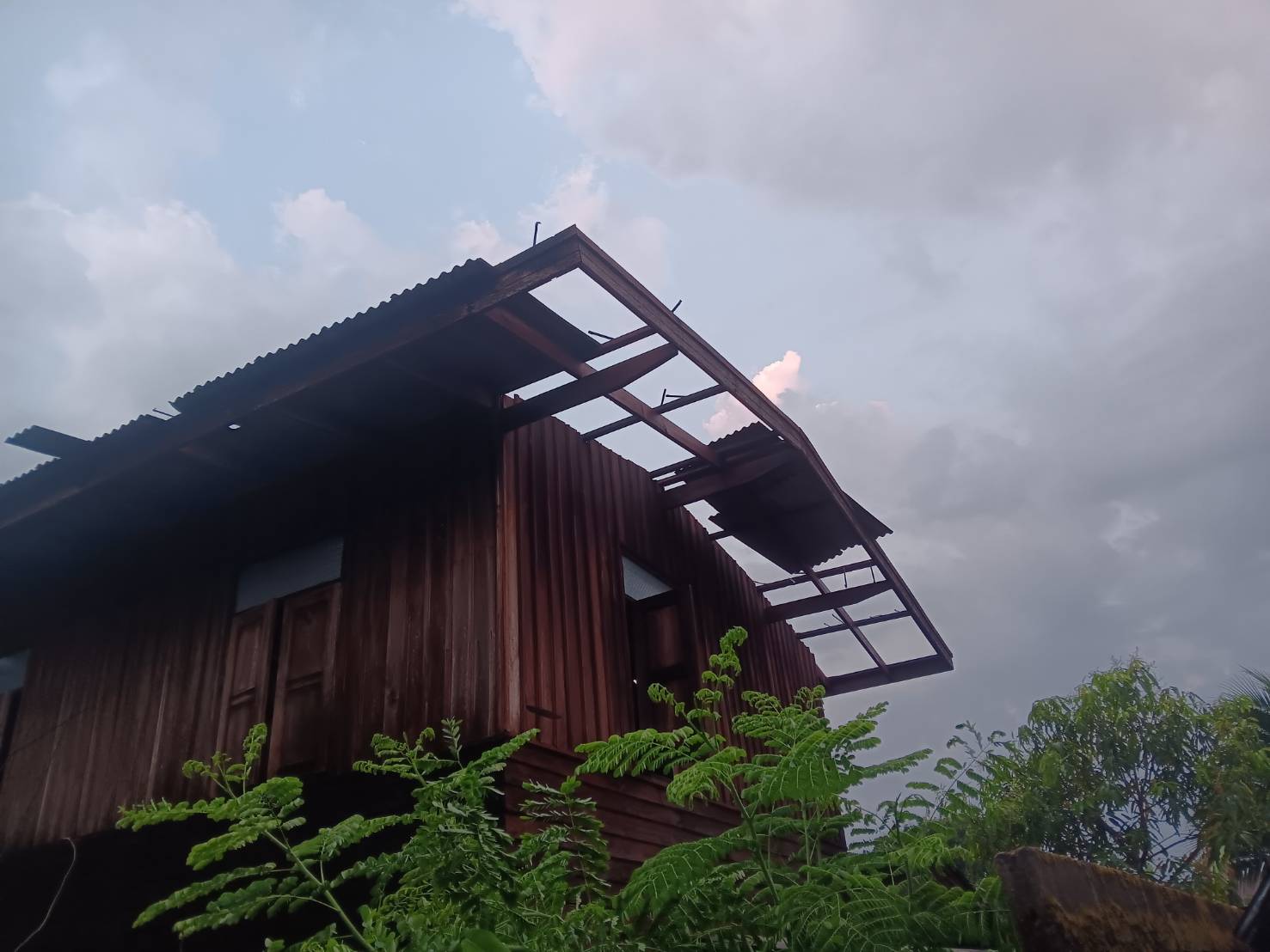 พายุฤดูร้อนถล่มแม่สะเรียง นายอำเภอแม่สะเรียง บูรณาการหน่วยงานเร่งสำรวจและช่วยเหลือราษฎรผู้ประสบวาตภัยในพื้นที่ตำบลบ้านกาศ