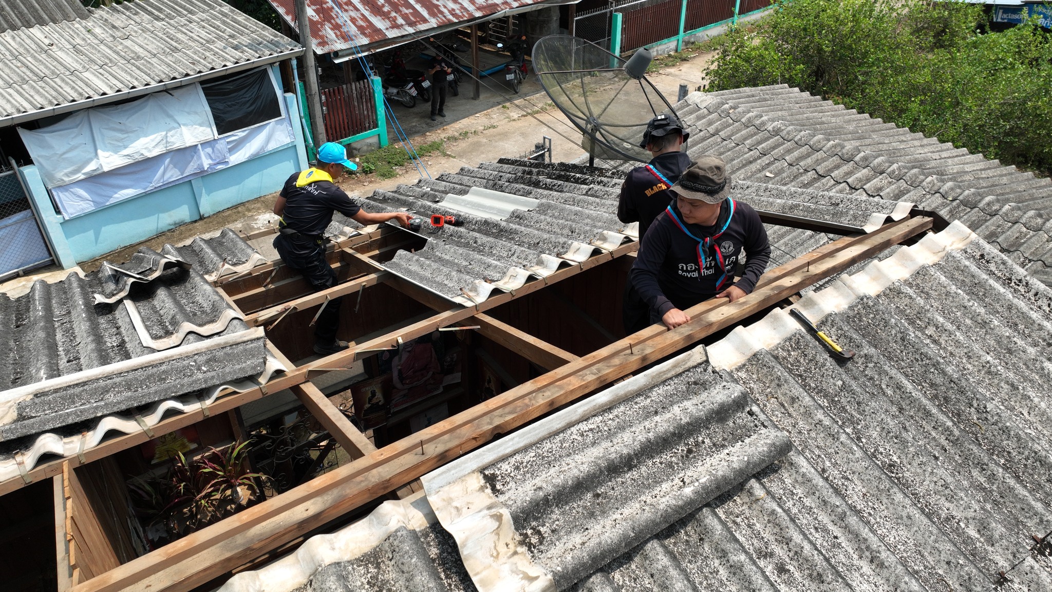 ทหารพราน 36 ร่วมกับ อบต.บ้านกาศ ส่วนราชการในพื้นที่ ช่วยเหลือราษฎรที่ได้รับผลกระทบจากพายุฤดูร้อน