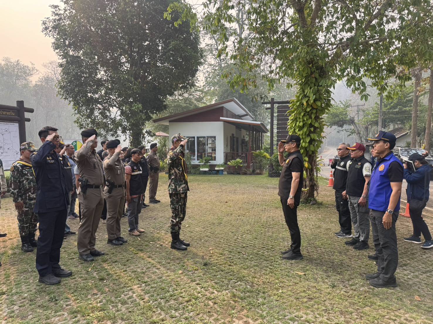 ผู้ว่าฯ แม่ฮ่องสอน ลงพื้นที่แม่สะเรียงติดตามการแก้ไฟป่าหมอกควัน (PM 2.5) ตรวจสะพานขาดจากพายุ พร้อมคุมเข้มความมั่นคงชายแดน ป้องกันลักลอบขนน้ำมัน-ยาเสพติด 