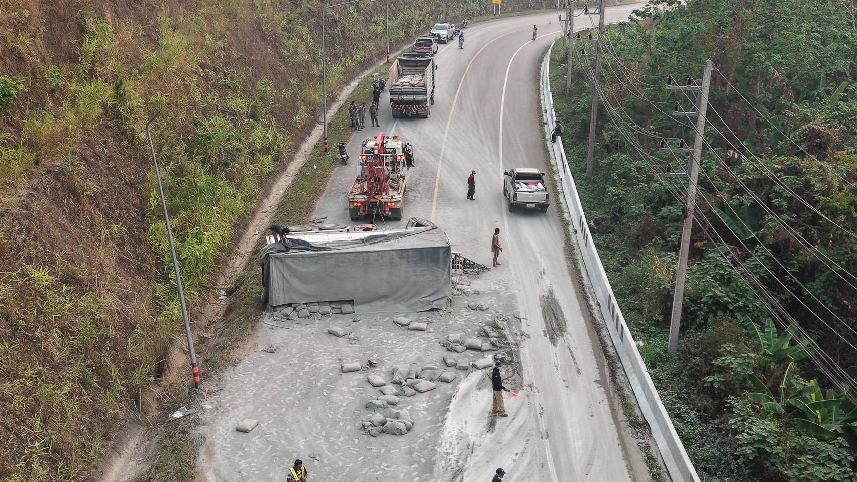 เกิดอุบัติเหตุ! รถบรรทุกปูนเสียหลักพลิกคว่ำ ทล.108 (แม่เหาะ &ndash; ป่าจี้) ประชาชนผู้ใช้เส้นทางเดินทางด้วยความระมัดระวัง