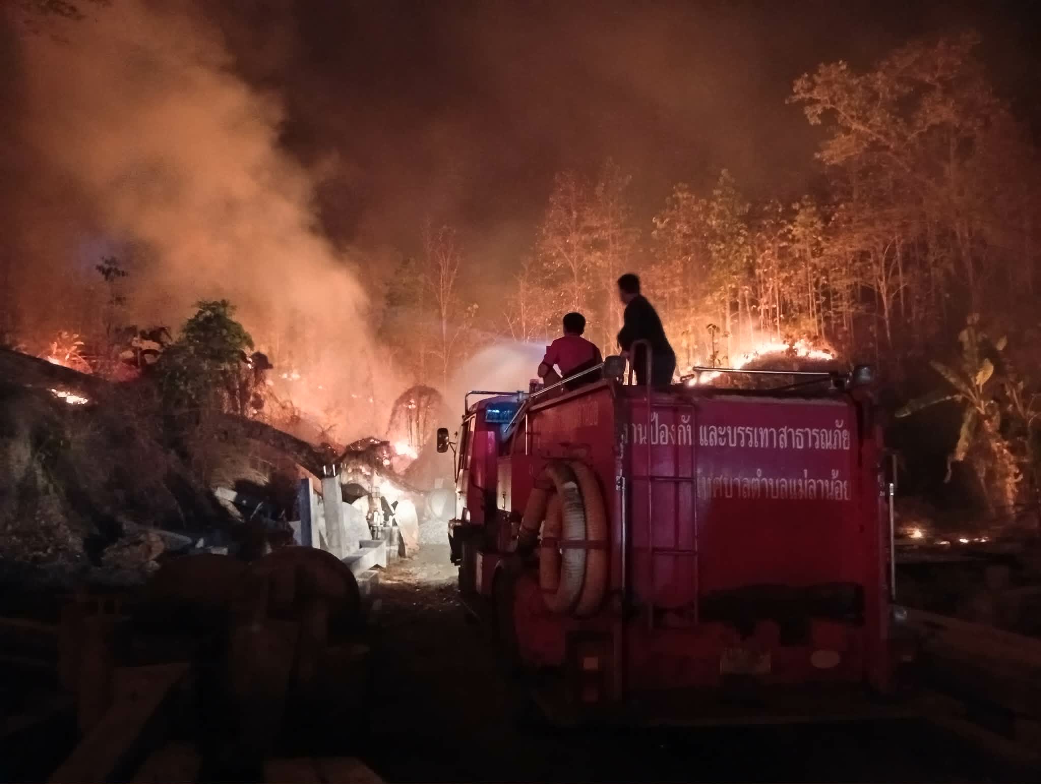 สจป.1 แม่ฮ่องสอน ระดมกำลัง ปภ.ทต.แม่ลาน้อย ชุดดับไฟแม่ลาน้อย สกัดไฟป่าใกล้เขตชุมชน 
