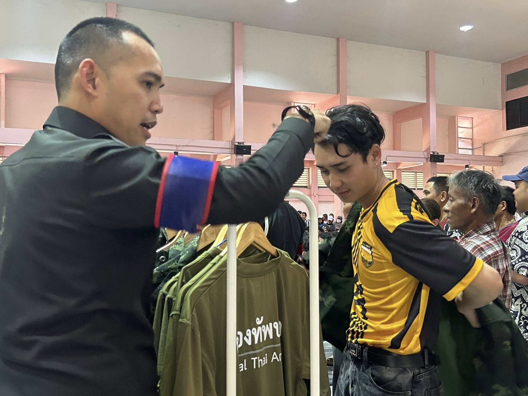 ใบแดงปุ๊บ! พร้อมวัดตัว ฟรีทุกอย่าง!! จึ้งงง 🇹🇭💚 ชีวิตเพื่อชาติ หัวใจเพื่อเธอ