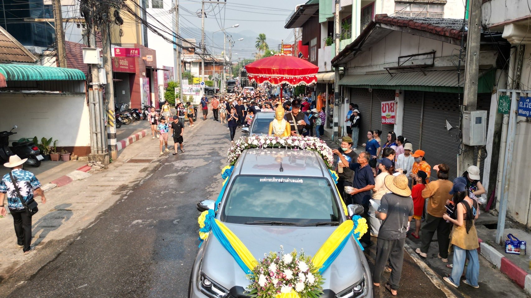 ภาพมุมสูง ชาวแม่สะเรียงสรงน้ำพระเพชร ท่ามกลางบรรยากาศการเล่นสงกรานต์ฉ่ำทั้งเมือง!