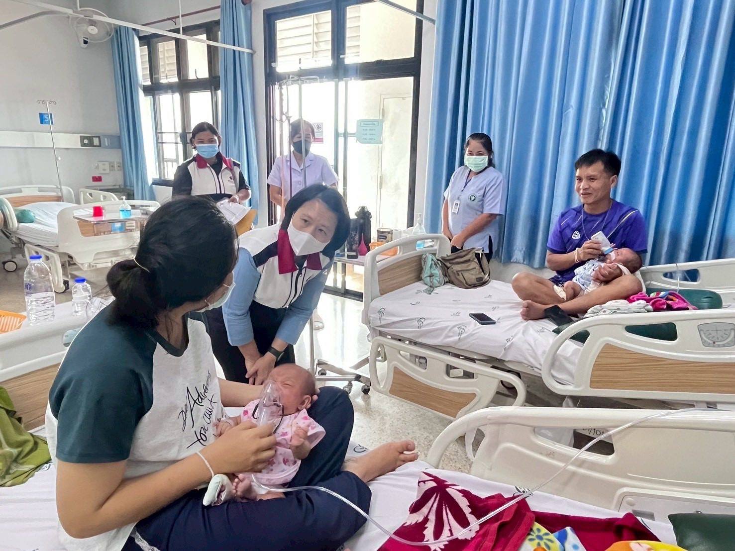 กิ่งกาชาดอำเภอแม่สะเรียง นำโดย นายวรศักดิ์ พานทอง นายอำเภอแม่สะเรียง รุดเยี่ยม &ldquo;น้องแฝด 4 บ้านห้วยปลากั้ง&rdquo; ถึงโรงพยาบาล หลังป่วยติดเชื้อทางเดินหายใจ ขณะนี้อาการปลอดภัยแล้ว พร้อมมอบนมผงและสิ่งของจำเป็น 