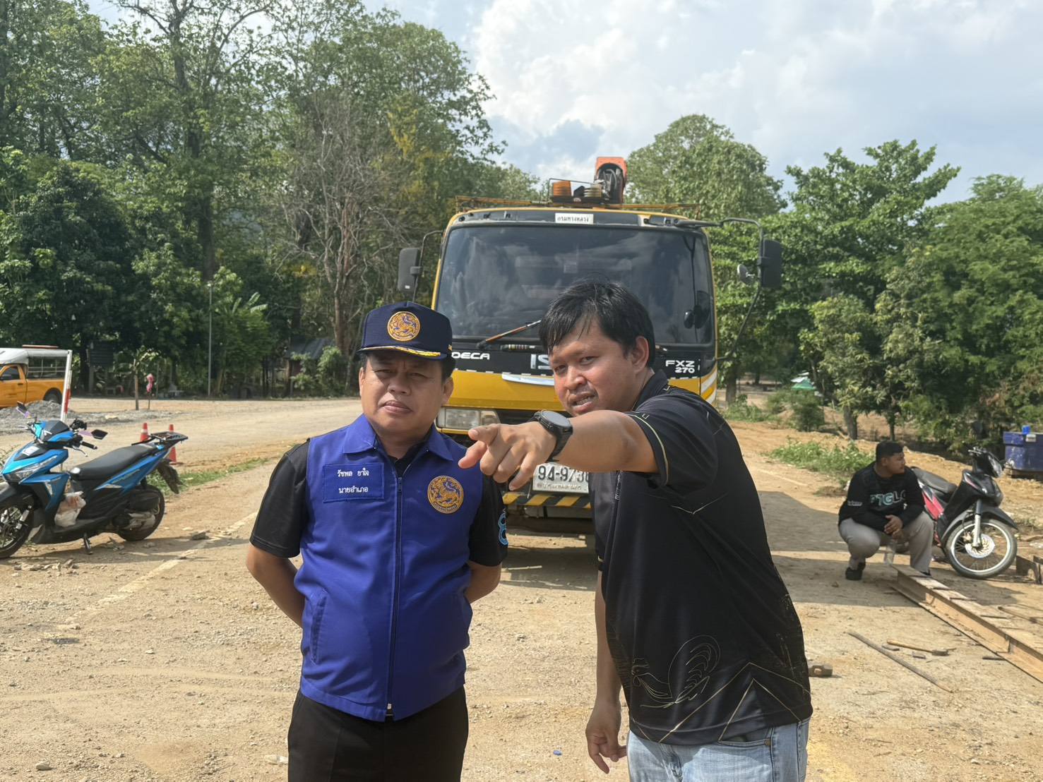 นายอำเภอแม่ลาน้อย รุดตรวจซ่อมสะพานแม่ลาหลวง คาด รถไม่เกิน 21 ตันผ่านได้แล้ว ส่วนรถใหญ่รอพรุ่งนี้