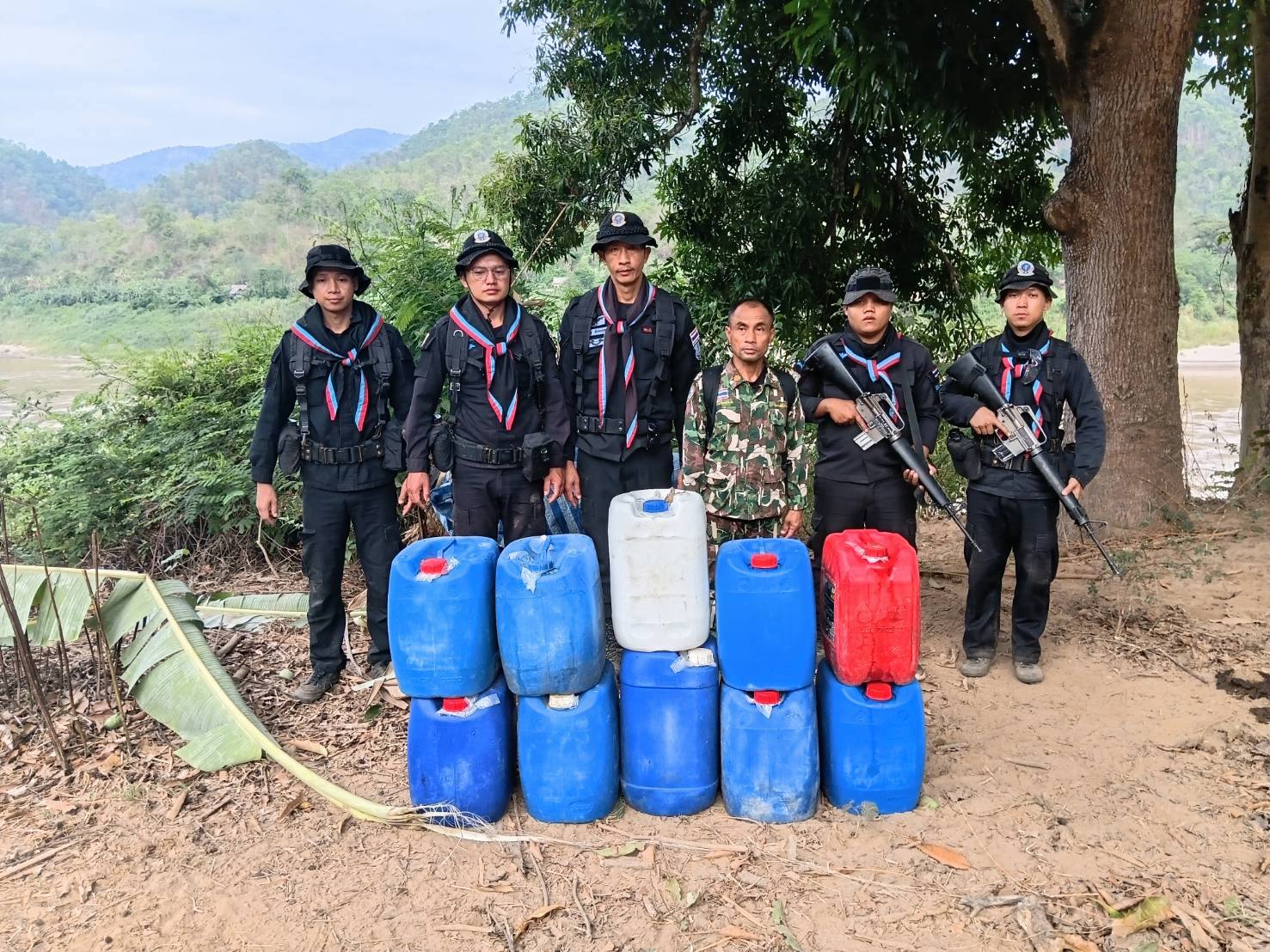 ฉก.ทพ.36 ร่วม อช.สาละวิน ตรวจยึดน้ำมันดีเซล 300 ลิตร ริมแม่น้ำสาละวิน