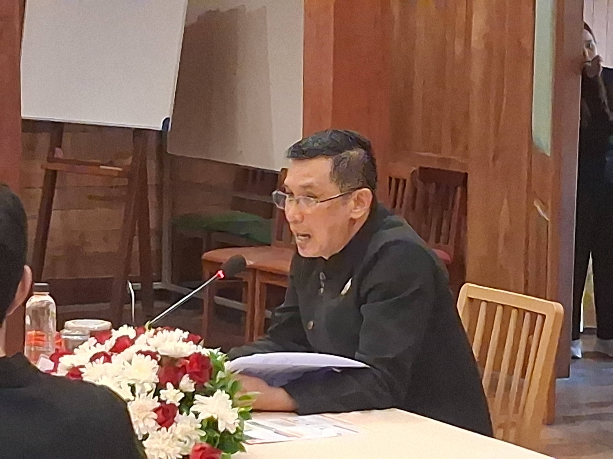 กรอ.แม่ฮ่องสอน ประชุมสัญจรแม่สะเรียง &ldquo;ผู้ว่าฯ วิบูรณ์&rdquo; นำทีมภาครัฐ-เอกชน วางโรดแมป 5 ปี ขับเคลื่อนเศรษฐกิจสู่ "เมืองแห่งความสุขที่ยั่งยืน"