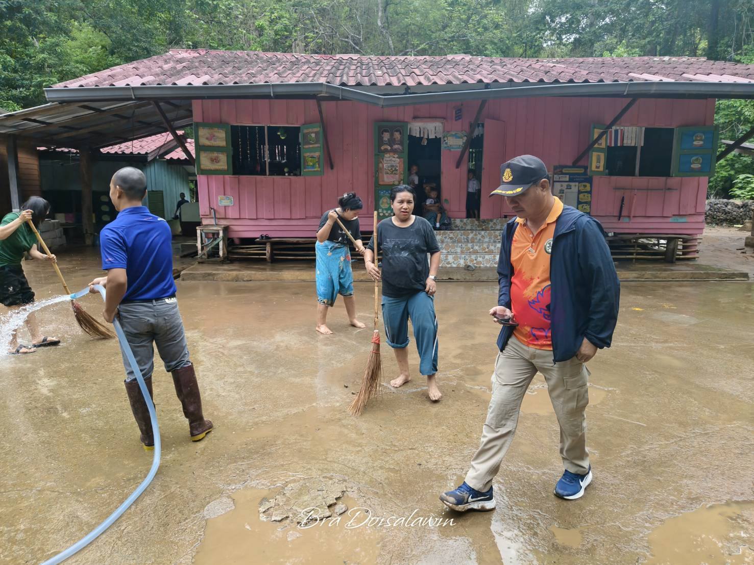 อบต.แม่สามแลบ ลงพื้นที่สำรวจความเสียหายจากเหตุฝนตกหนักและน้ำป่าไหลหลาก เมื่อวันที่ 18 พฤษภาคม 2569 ส่งผลให้ลำน้ำแม่สามแลบเอ่อล้นตลิ่ง เกิดความเสียหายในหลายพื้นที่