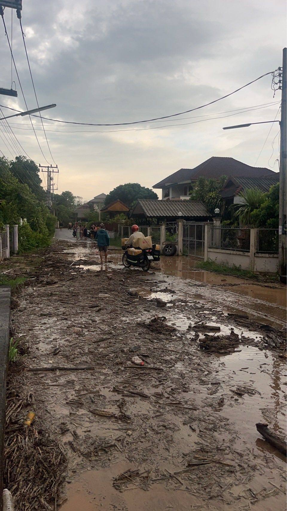 เกิดฝนตกหนักและน้ำป่าไหลหลากในลำน้ำห้วยวอก ต.แม่ยวม อ.แม่สะเรียง