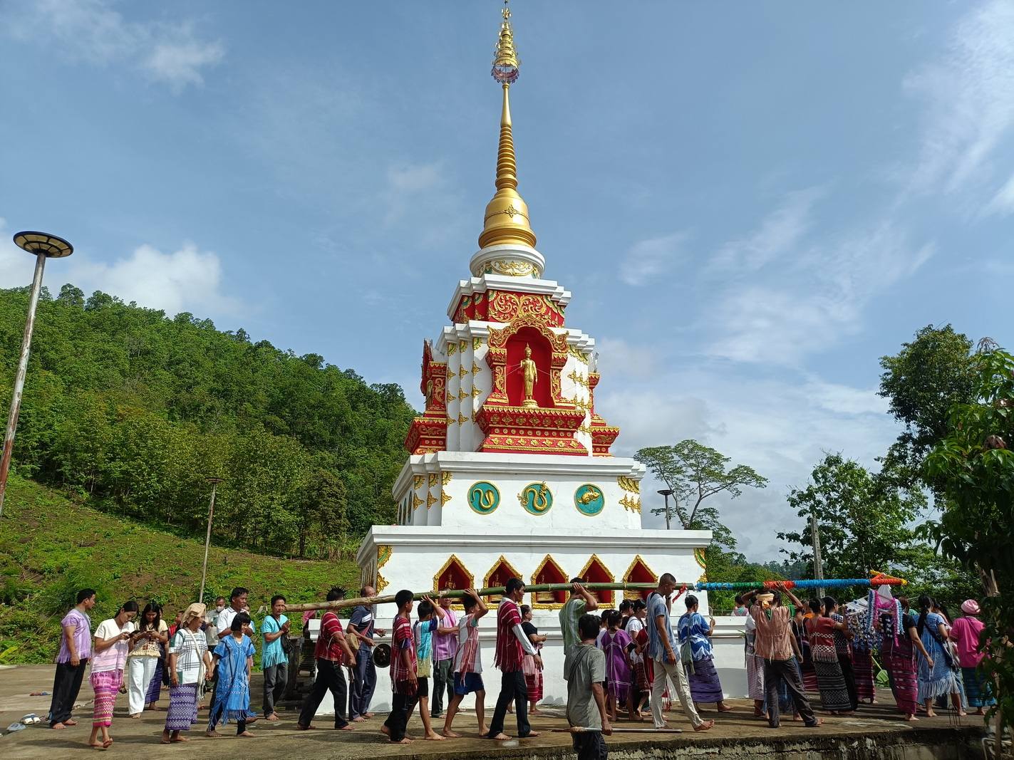 ชาวบ้านห้วยโผใหม่ สืบสานประเพณี "พิธีเสี่ยงทายตุง" เนื่องในวันวิสาขบูชา