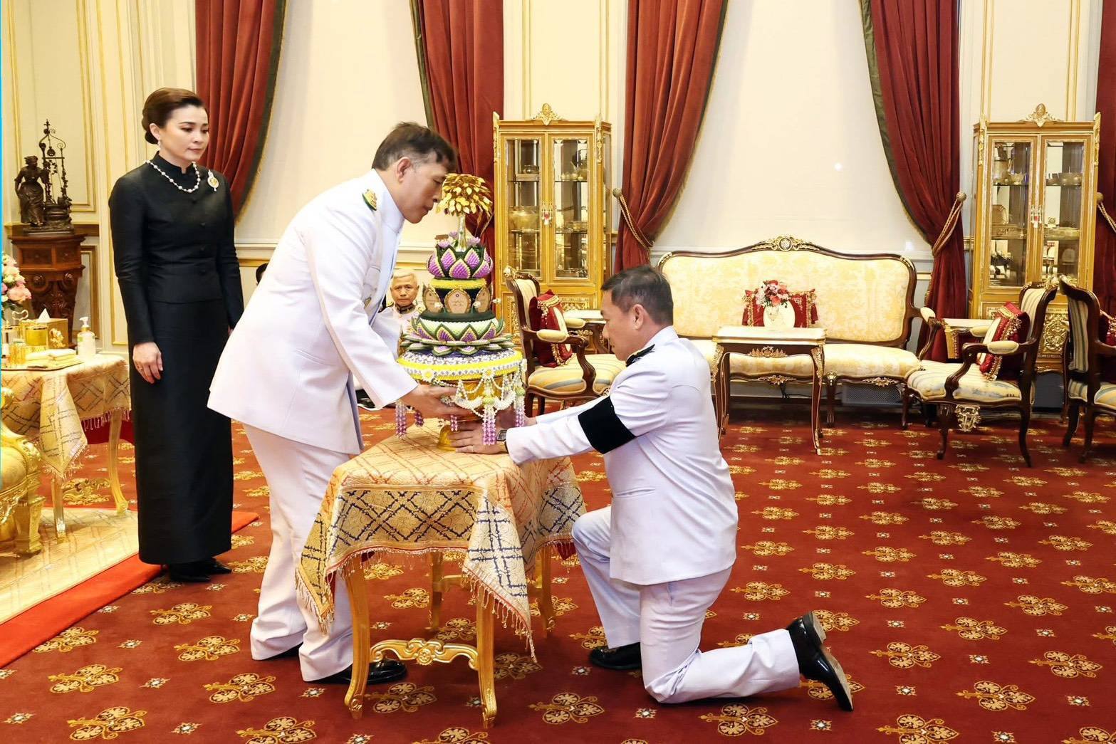 พระบาทสมเด็จพระเจ้าอยู่หัว และสมเด็จพระนางเจ้า ฯ พระบรมราชินีเสด็จออก ณ พระที่นั่งอัมพรสถาน พระราชวังดุสิต พระราชทานพระบรมราชวโรกาสให้ นายอรรษิษฐ์ สัมพันธรัตน์ ปลัดกระทรวงมหาดไทย และนายโชตินรินทร์  เกิดสม รองปลัดกระทรวงมหาดไทย เฝ้าทูลละอองธุลีพระบาท