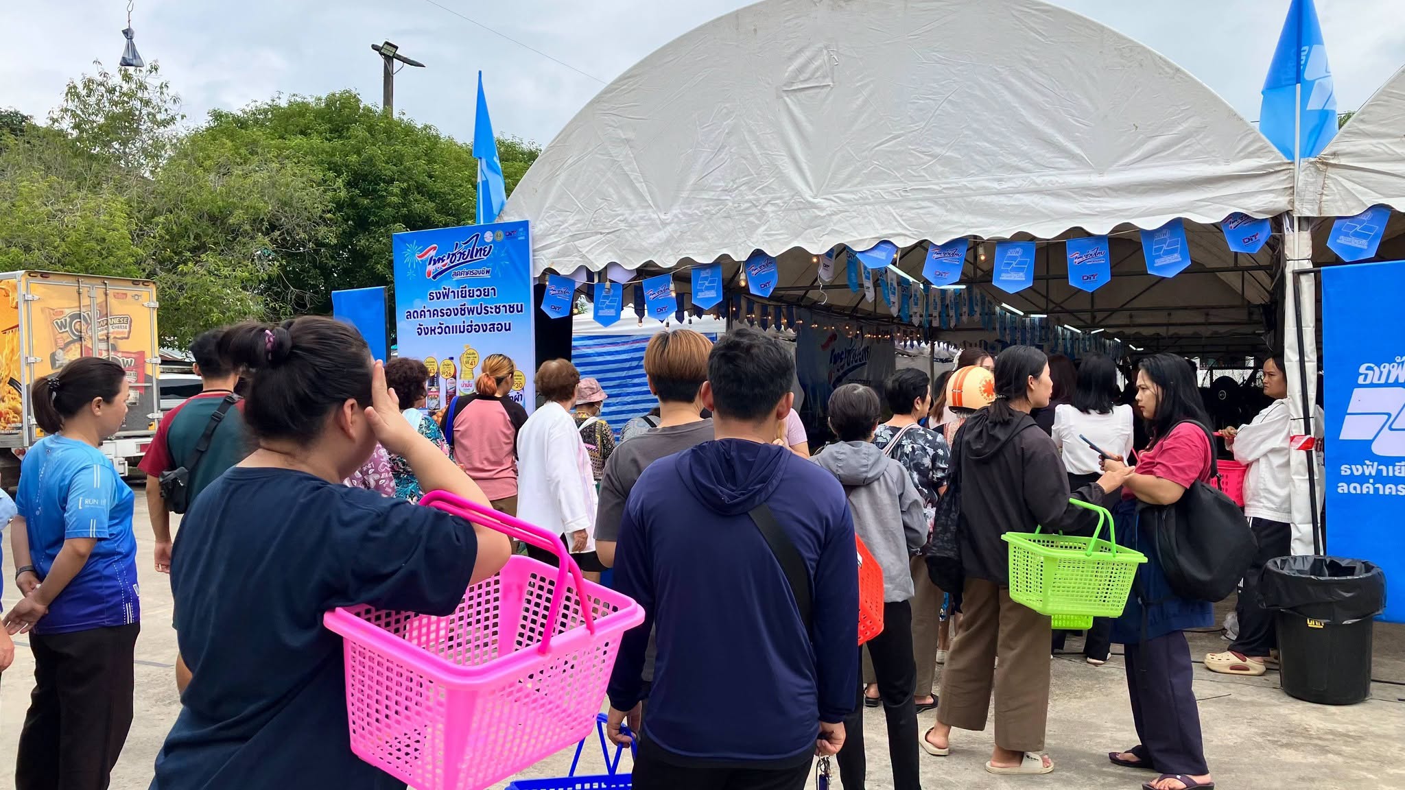 คึกคักวันแรก! ชาวแม่สะเรียงแห่ช้อปงาน &ldquo;ธงฟ้าเยียวยาลดค่าครองชีพ&rdquo; ร้านค้าปลื้มยอดขายพุ่ง ขนสินค้าลดกระหน่ำถึง 26 มิ.ย. นี้