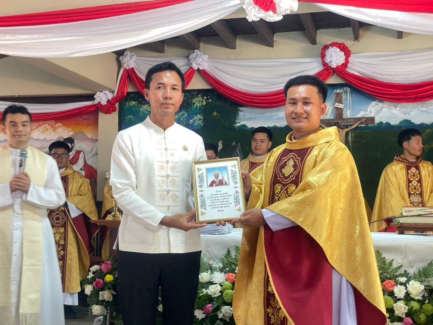 พิธีบูชาขอบคุณ (มิสซา) ครั้งแรกของ 9 พระสงฆ์ใหม่ ณ วัดนักบุญเปาโล แม่สะเรียง