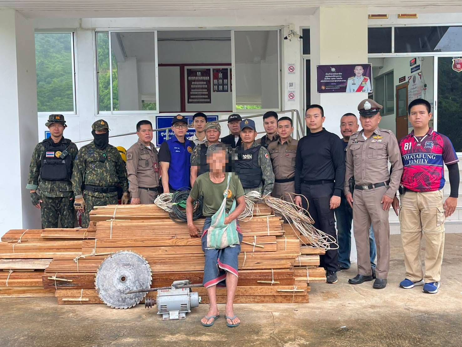 สภ.ท่าตาฝั่ง ร่วมฝ่ายปกครองแม่สะเรียง เปิดยุทธการ "ผ่าแผนพิฆาตยาเสพติด" รวบชายวัย 72 คาบ้านพัก พร้อมของกลางไม้สักแปรรูปอื้อ และผลตรวจเสพยาบ้า