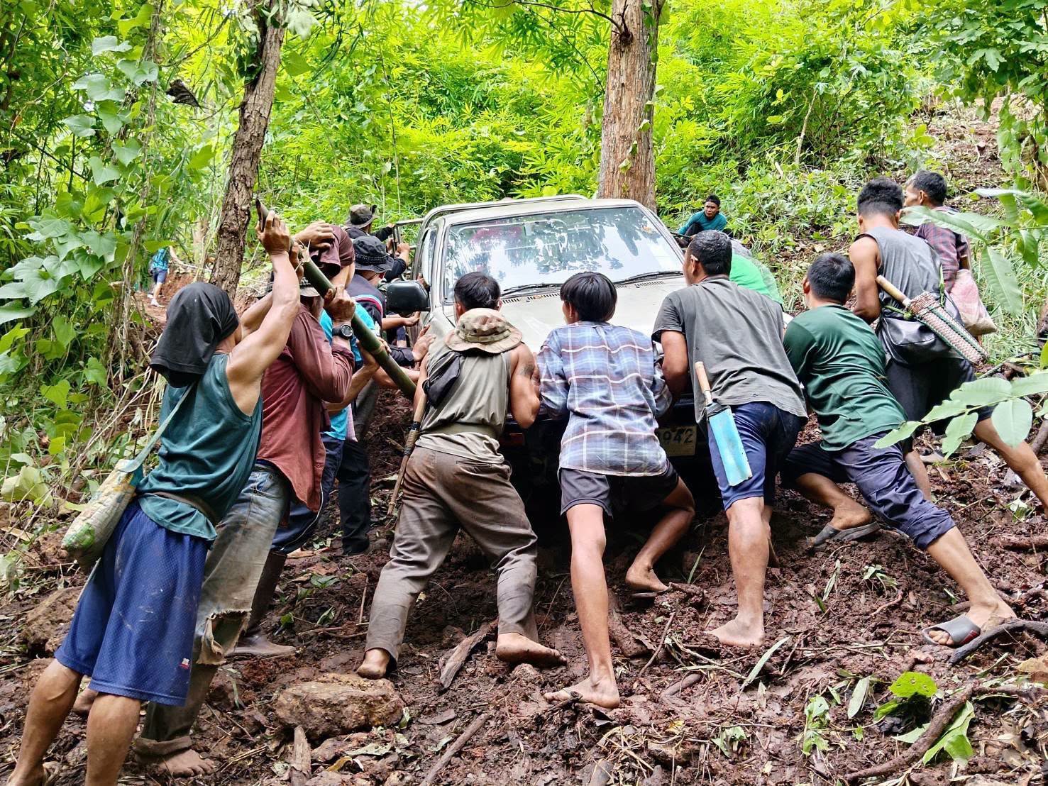 ทหารพราน 36 ร่วมกับชาวบ้าน ช่วยเหลือรถกระบะลื่นไถลตกข้างทาง สายแม่สามแลบ&ndash;ท่าตาฝั่ง ปลอดภัยดี