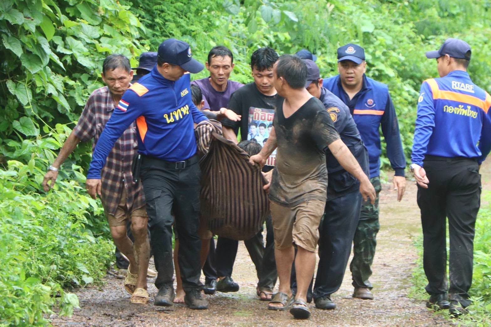ทหารพัฒนา นพค.36 เร่งช่วย 5 ผู้บาดเจ็บ เหตุโคลนถล่มทับบ้านเรือน อ.สบเมย