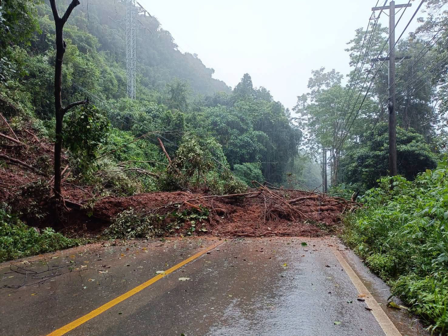 ถนนหลวง 108 แม่สะเรียง-เชียงใหม่ กม.170-171 บริเวณ 500 เมตร จากด่านตรวจแม่เหาะ  ขณะนี้ มีดินสไลด์ 