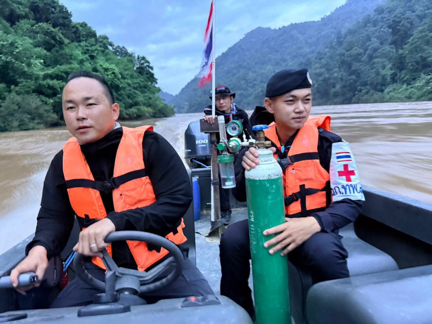 ส่งด่วนสาละวิน พรานเทพสิงห์จัดเรือเร็ว และนายสิบพยาบาลช่วยเหลือประชาชน