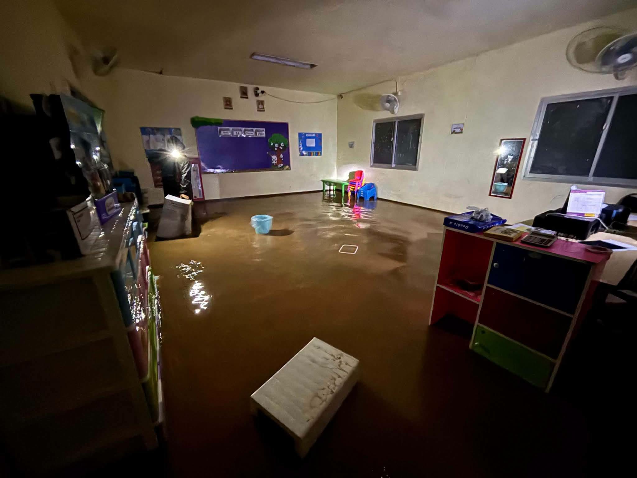 ฝนตกหนัก น้ำป่าหลากท่วมปั๊ม PT แม่ลาน้อยและชุมชนบางจุด ต้นไม้ล้มขวางถนน 108 รร.แม่สะเป่ใต้ ขุนยวม ท่วมซ้ำแล้วซ้ำอีก รอบ 4 ค่ำนี้ 