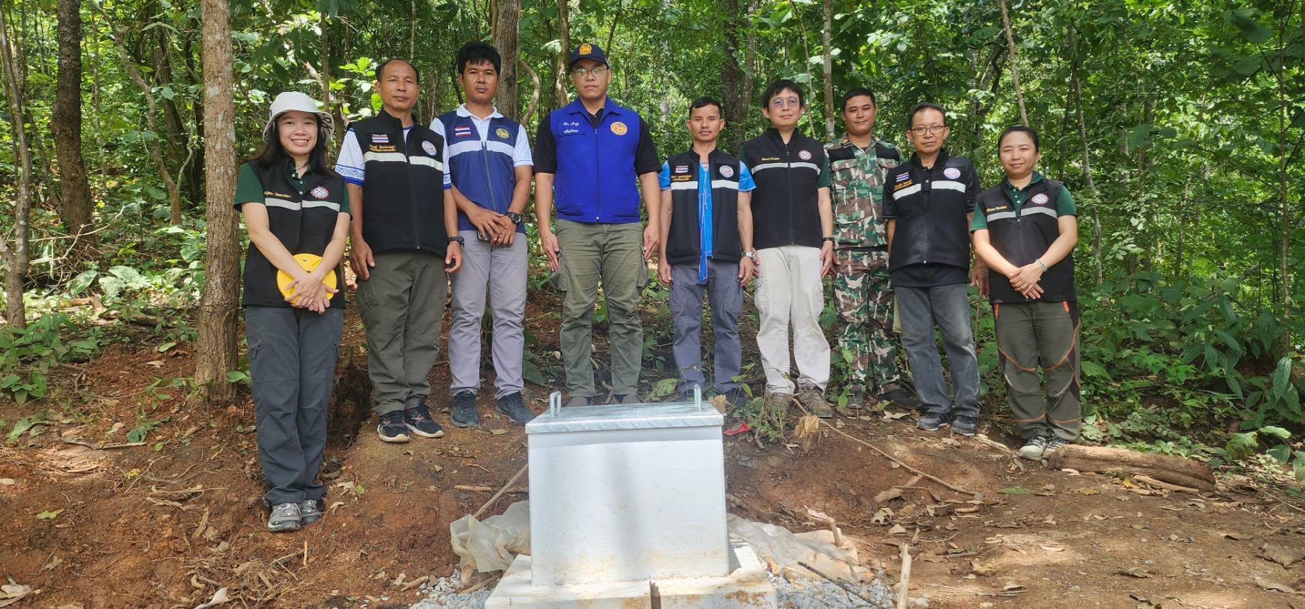เฝ้าระวังดินถล่ม! แม่สะเรียงเร่งติดเครื่องตรวจวัดมวลดิน หลังเจอรอยแยกยาวกว่า 130 เมตร เหนือหมู่บ้านโพซอ